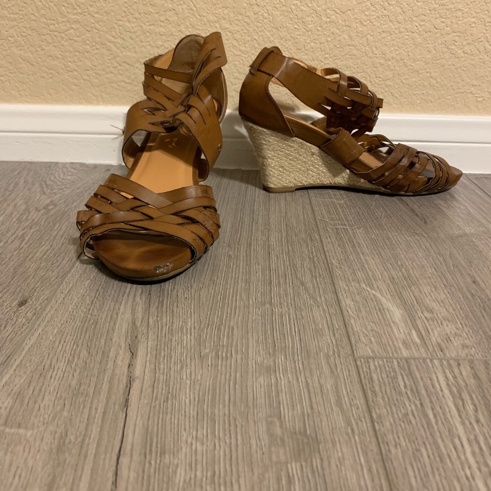 Cross-cross wedge sandal.